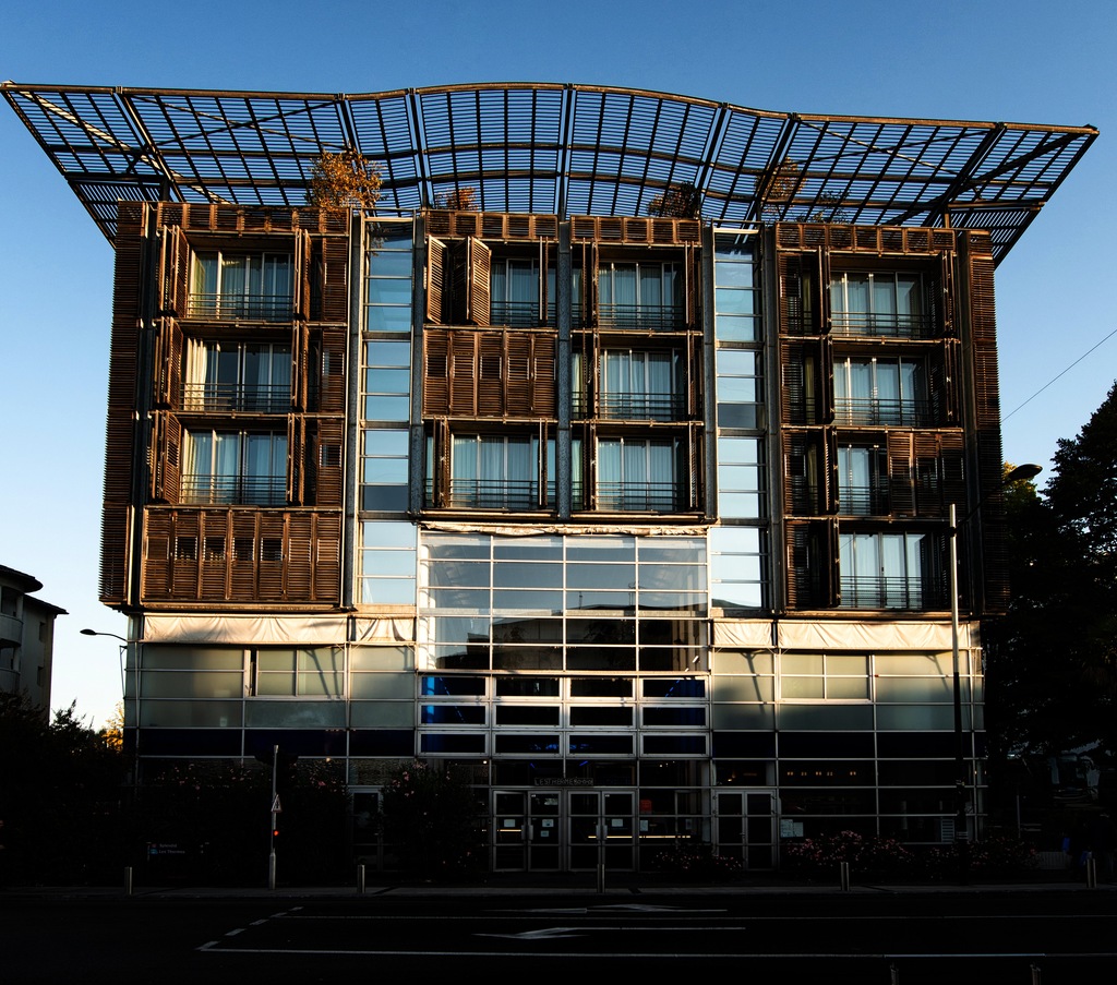 <p>
	Thermes Jean Nouvel</p>
