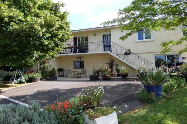 Photo Appartement avec 2 chambres à l'étage d'une maison pour les curistes de Jonzac