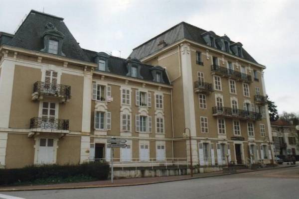 Photo A VITTEL DANS UN ANCIEN HOTEL PARTICULIER, 2 PIECES, 2EME ETAGE AVEC ASCENSEUR