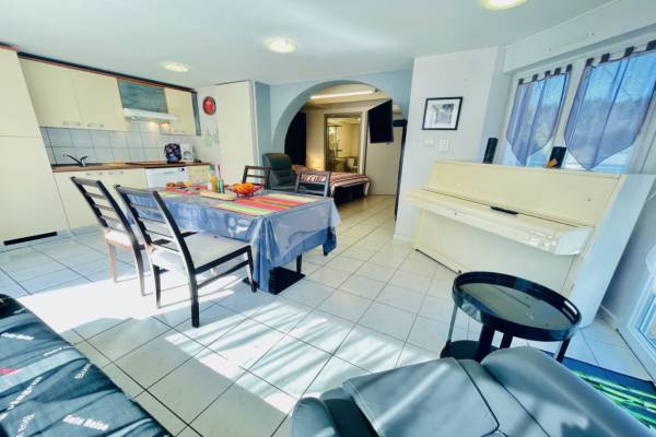Photo A BAINS-LES-BAINS, F3 EN RDC PROCHE DES THERMES - HENRY IV -