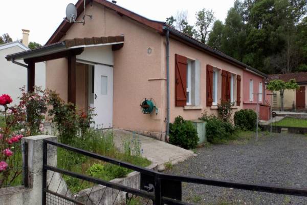 Photo Cransac les Thermes : Maison Type 2 de plain-pied avec terrasse et jardin