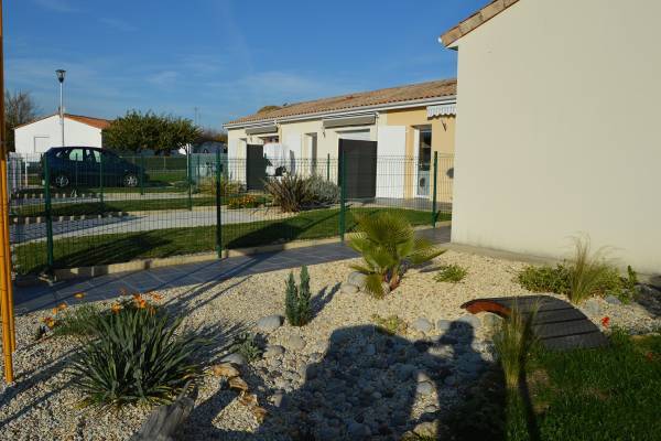 Photo Grand studio de plain-pied avec jardinet proche des thermes de Jonzac