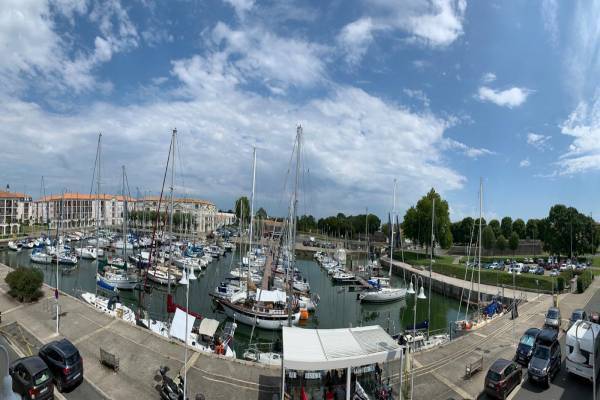 Photo 2 pièces à Rochefort avec vue sur le port de plaisance et parking