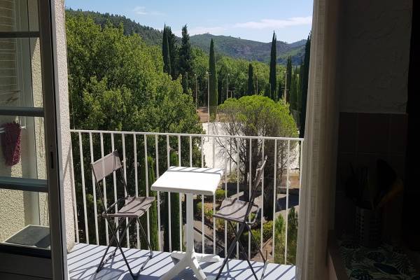 Photo Studio avec balcon et vue dégagée proche des thermes de Gréoux les Bains