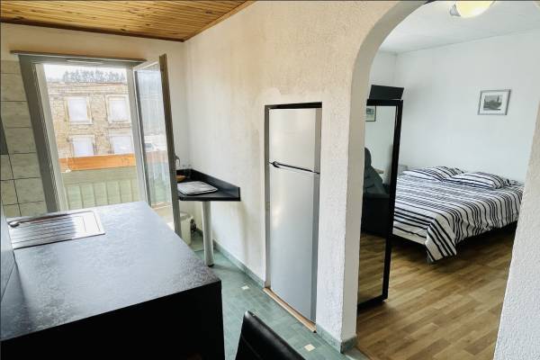 Photo T1 au 1er étage avec balcon à seulement 300 m des thermes de Bains les Bains - Léon -