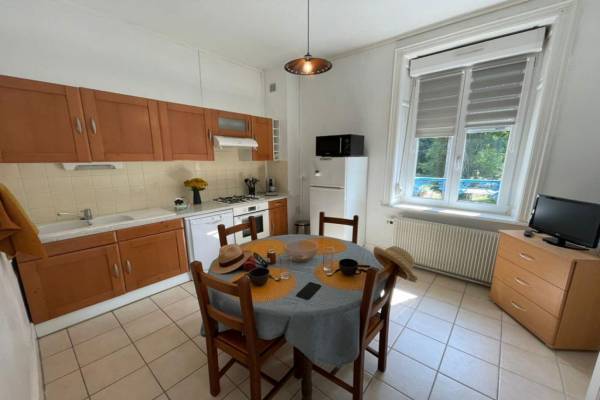 Photo AGREABLE APPARTEMENT 2 PIECES AU 1ER ETAGE SANS ASCENSEUR A BAINS LES BAINS - SUC