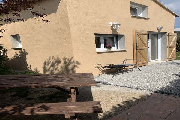 Photo Logement pour 4 personnes avec terrasse et jardin à proximité des thermes de Gréoux 