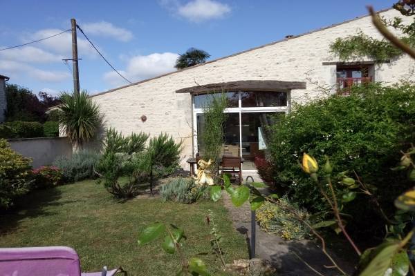 Photo Gite au calme de plain pied avec jardin et climatisation à 4 minutes des thermes de Jonzac - ...