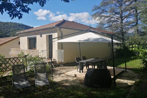 Photo Logement T1 indépendant avec terrasse et balcon à VALS-LES-BAINS 