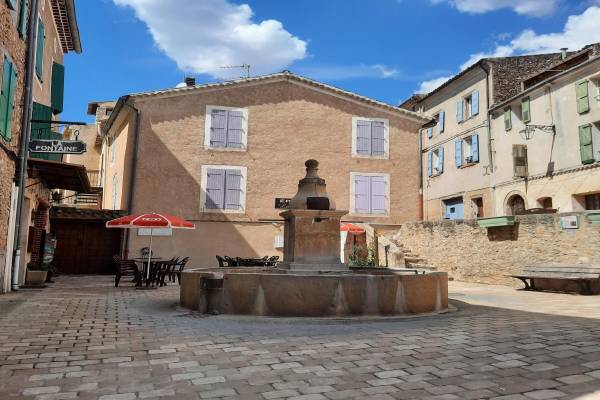 Photo Maison de village provençale avec 2 chambres et terrasse à 6min des thermes de Gréoux les Bains