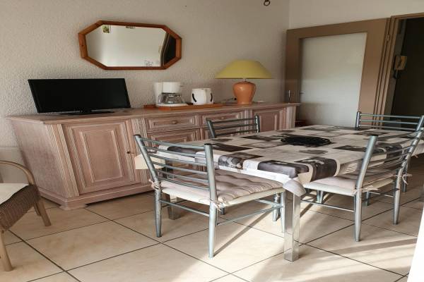 BEAU T1 AVEC BALCON ET PARKING  À ENVIRON 10MIN À PIED DES THERMES DE GRÉOUX LES BAINS