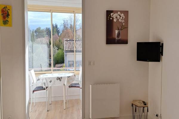 Photo Beau studio avec loggia pour curistes à 850 m des thermes GREOUX LES BAINS