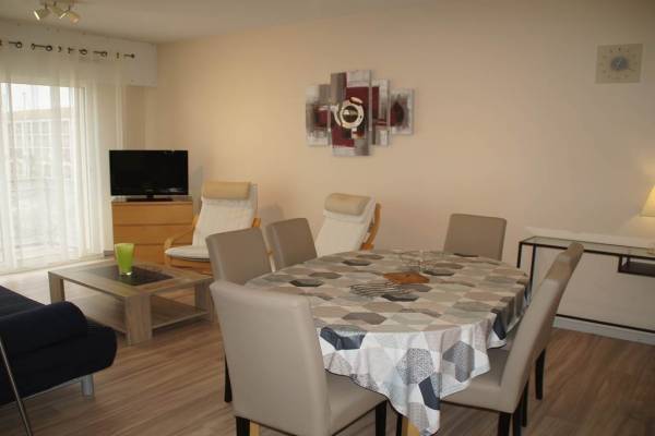Photo Appartement avec 2 chambres + balcon, vue port de Rochefort -B24-