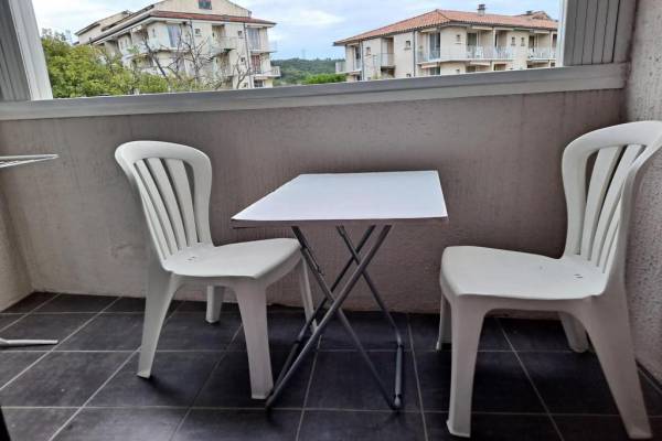 Photo T1 Bis à Gréoux les Bains proche des thermes avec balcon 2 lits en 90, balcon et parking - ...