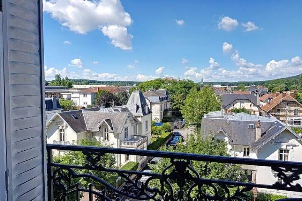 Photo Grand T2 à l'entrée du parc thermal de Vittel avec un lit en 160 et une belle vue