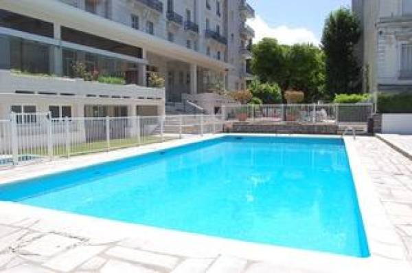 Photo Appartement pour curistes, vue lac et ville, piscine extérieure, cadre calme - Aix les Bains