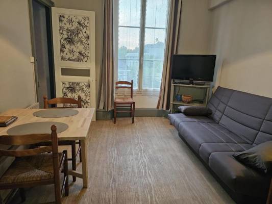 Photo T1 très calme dans une résidence hôtel du XIX ème siècle à 300 mètres de la cure de Vittel