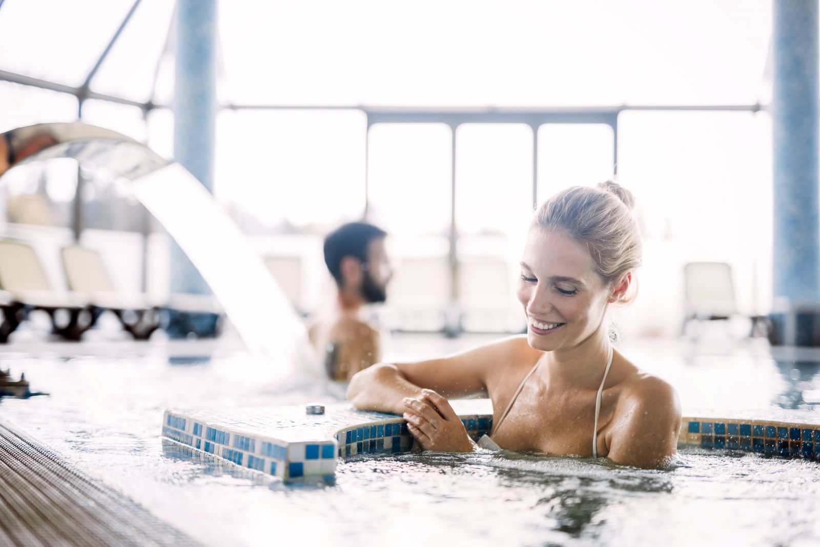 Curiste profitant de soin dans la piscine