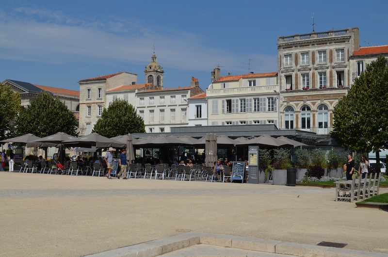 Une place centrale &agrave; Rochefort