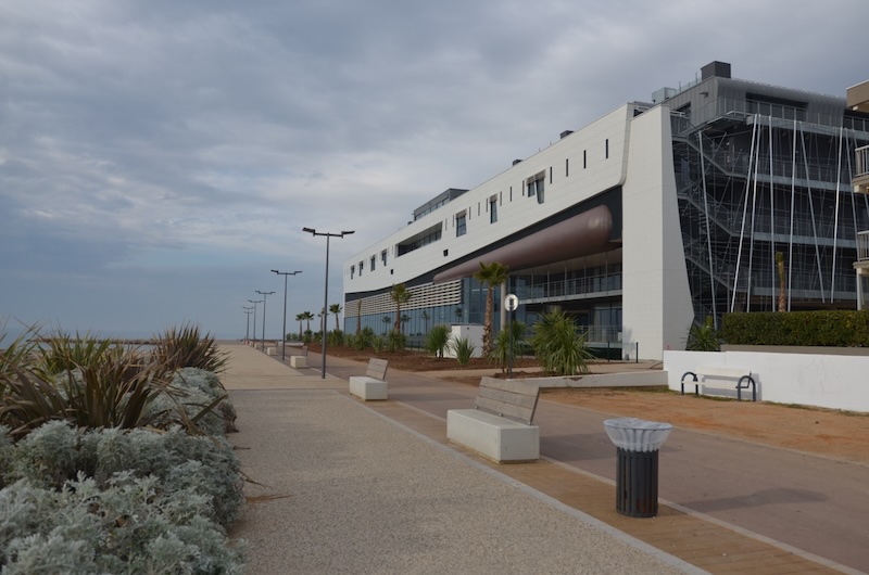 Les thermes de Balaruc au bord de l'&eacute;tang